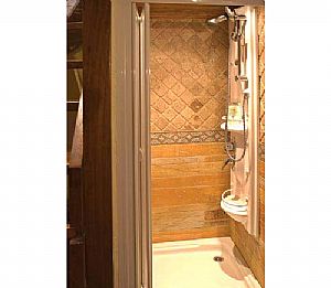 二階建ての部屋、16号